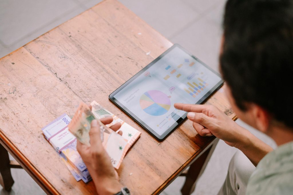 menyiapkan modal untuk tahap awal dalam bentuk dana tunai.