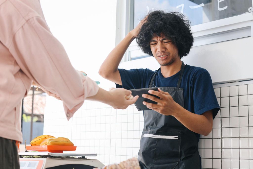Seorang penjual terlihat bingung saat melayani pelanggan.