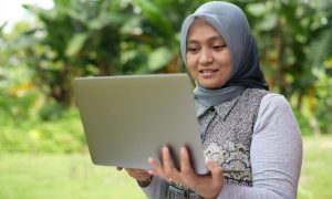 mencari pembeli bisnis B2B melalui riset online di Indonesia.