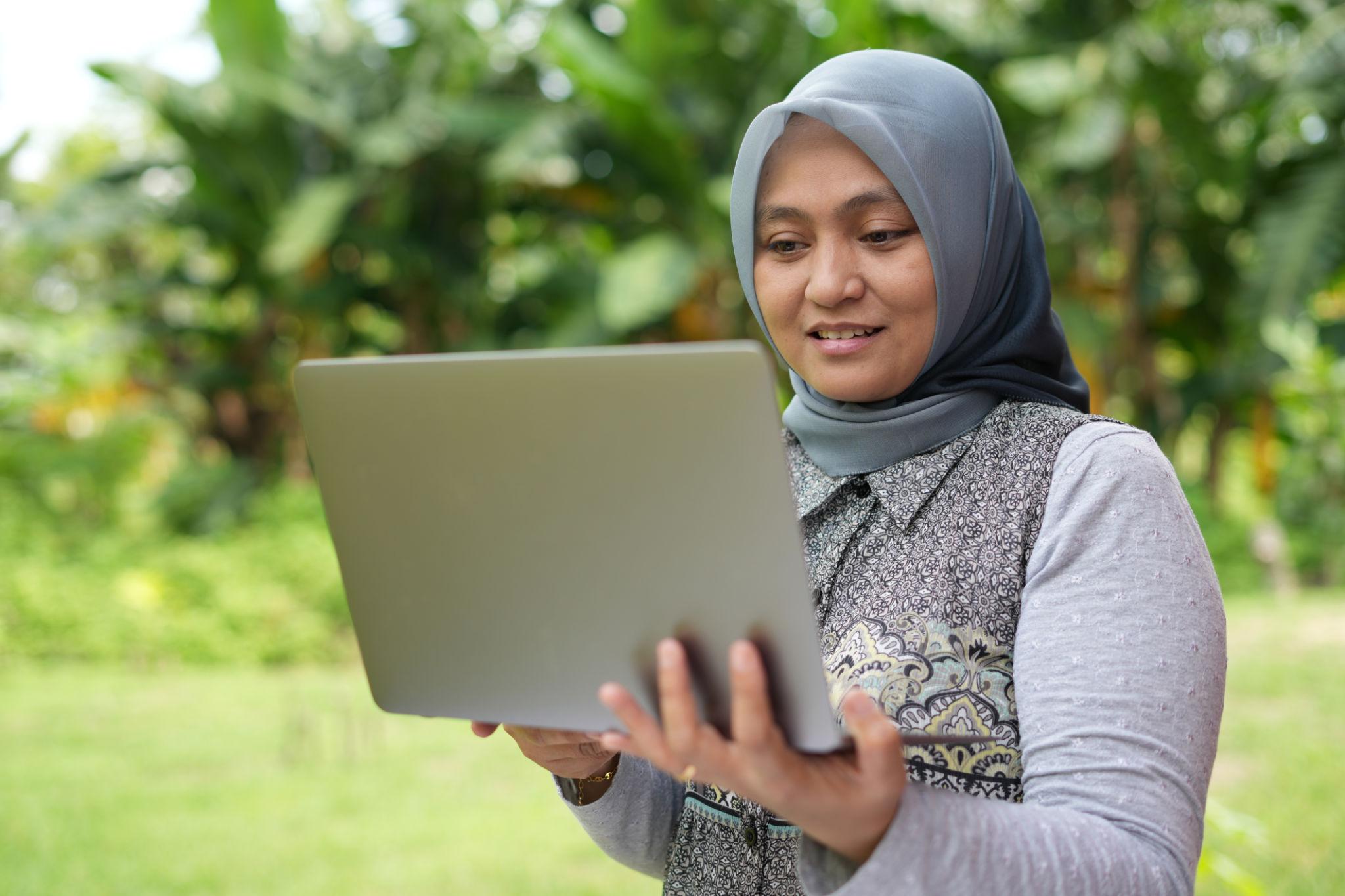 mencari pembeli bisnis B2B melalui riset online di Indonesia.