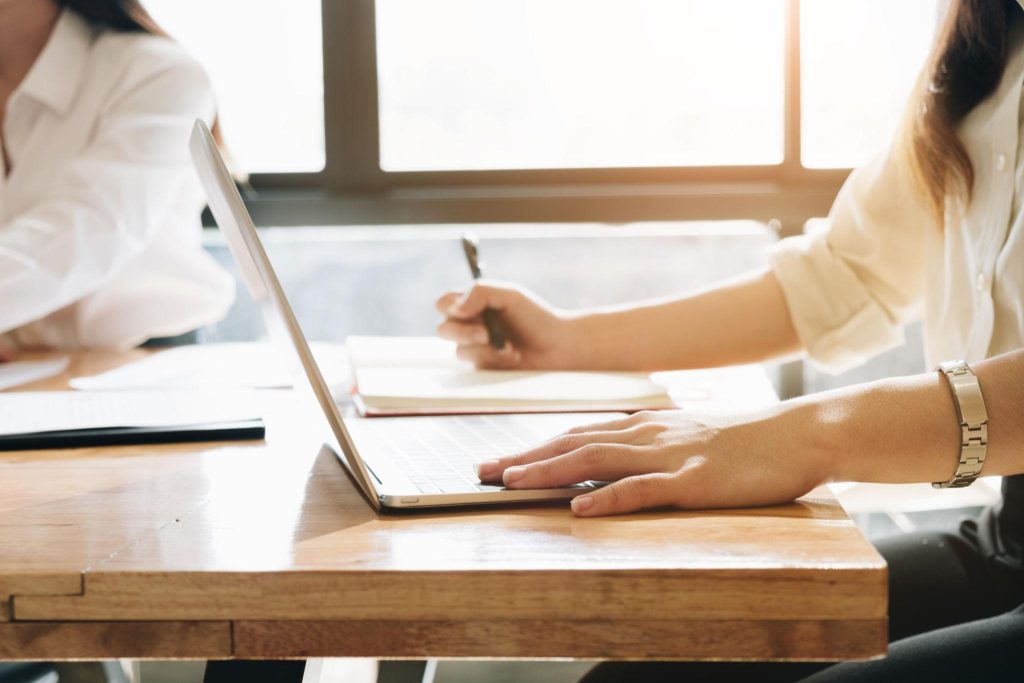 menulis artikel edukatif untuk menarik buyer bisnis B2B.