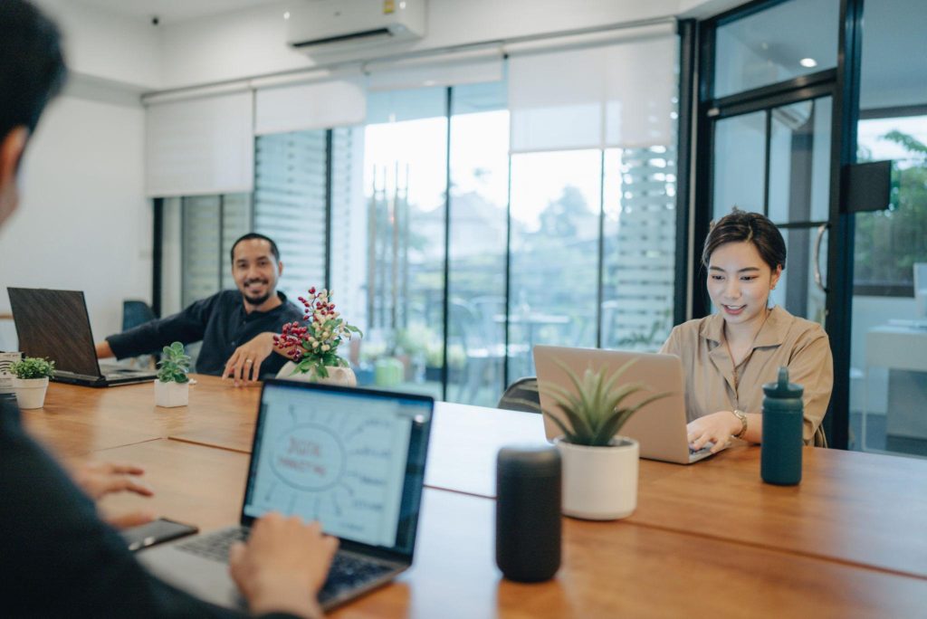 tim sales sedang menyusun strategi berjualan B2B online.