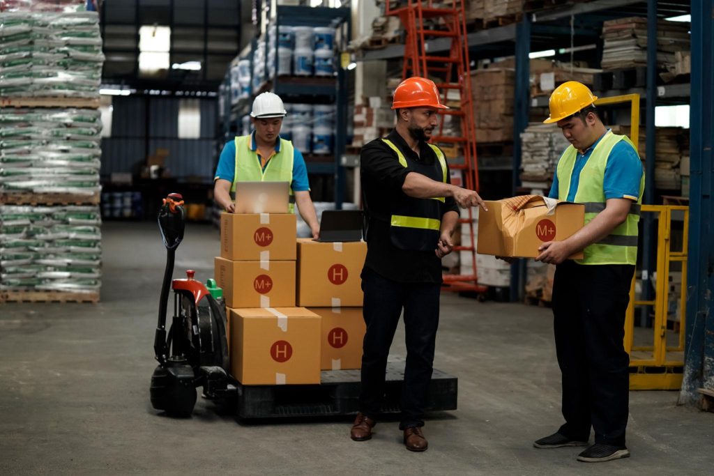 pemeriksaan kualitas produk supplier di gudang.