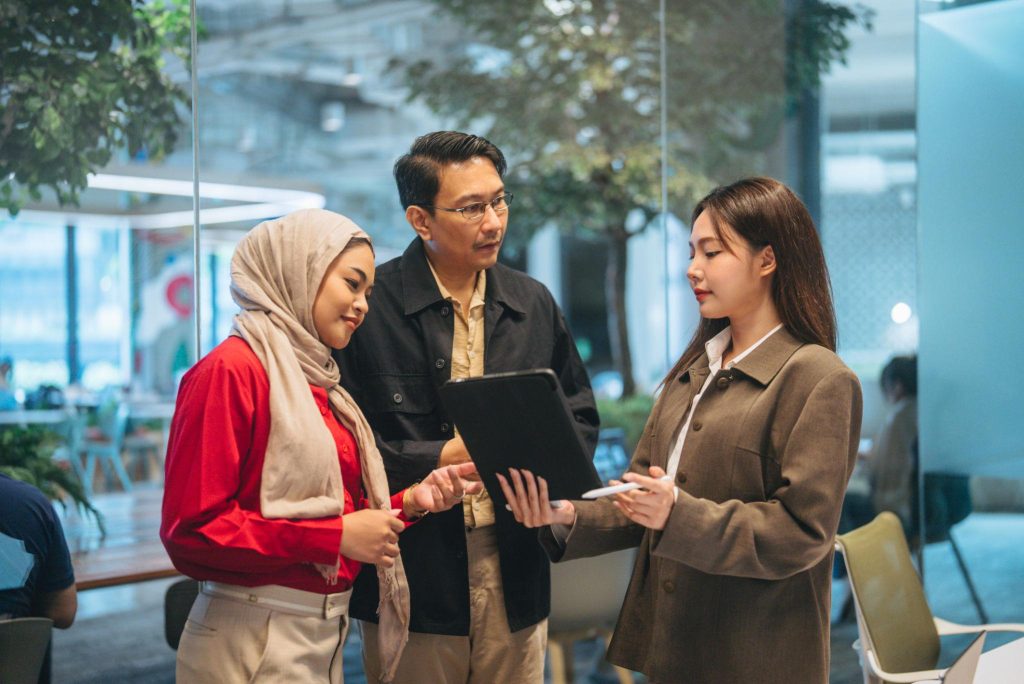 supplier menyiapkan dokumen tender proyek.