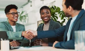 Pebisnis melakukan pertemuan dan kerja sama dengan buyer untuk menjaga hubungan bisnis.