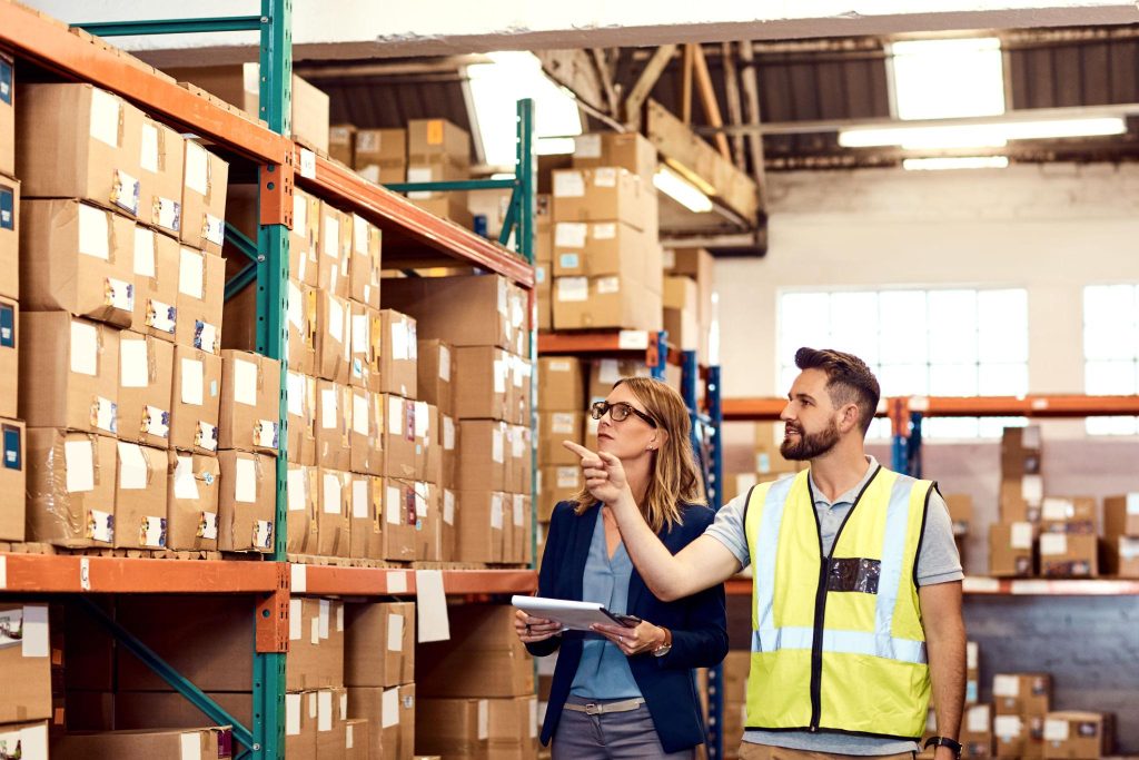 supplier berdiskusi dengan partner logistik.