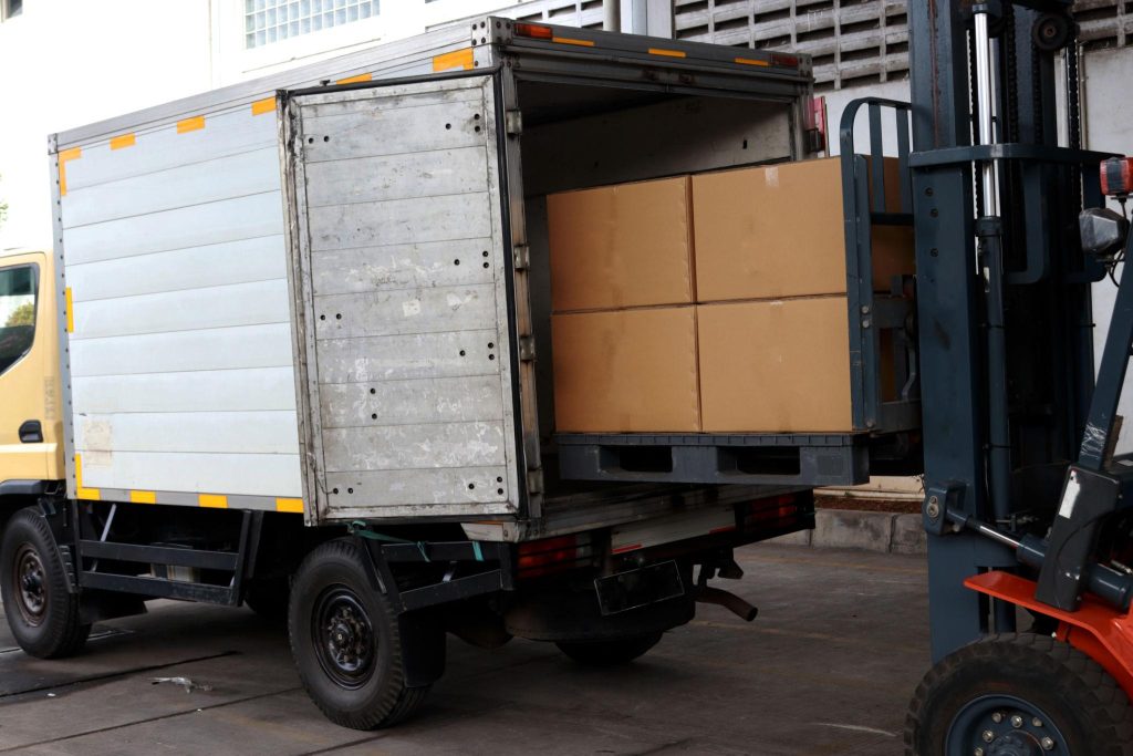 Aktivitas distribusi barang di gudang logistik bisnis.