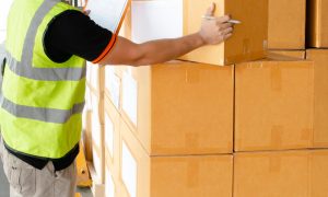 Gudang modern dengan sistem pengelolaan stok barang untuk bisnis.