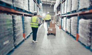 Proses pengiriman barang dan tantangan logistik dalam bisnis.