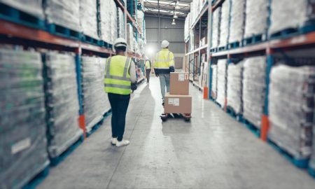 Proses pengiriman barang dan tantangan logistik dalam bisnis.