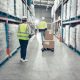 Proses pengiriman barang dan tantangan logistik dalam bisnis.