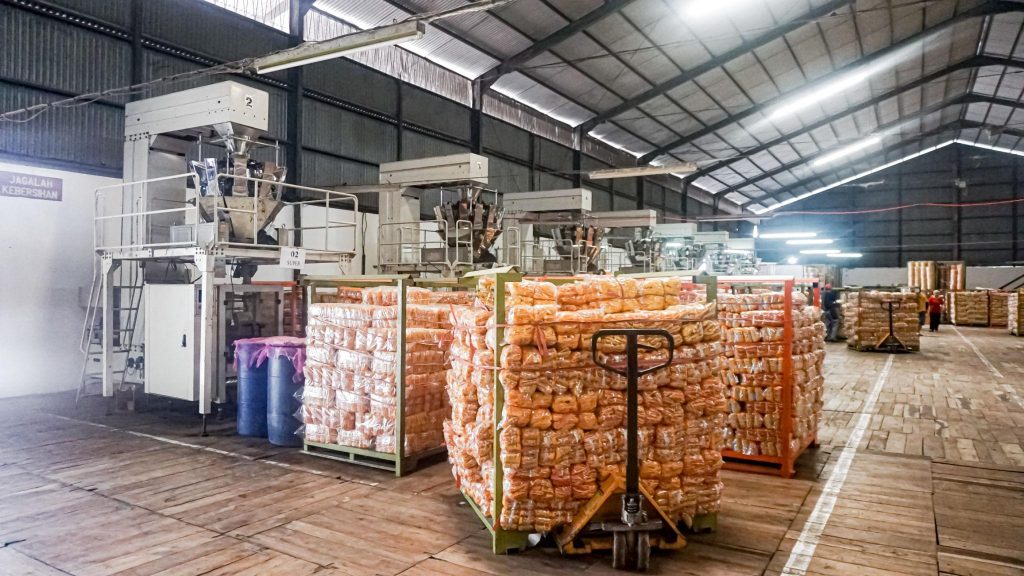 pelanggan mengecek kualitas produk supplier.