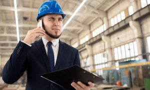 supplier sedang menelpon untuk membahas tender proyek.