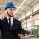 supplier sedang menelpon untuk membahas tender proyek.