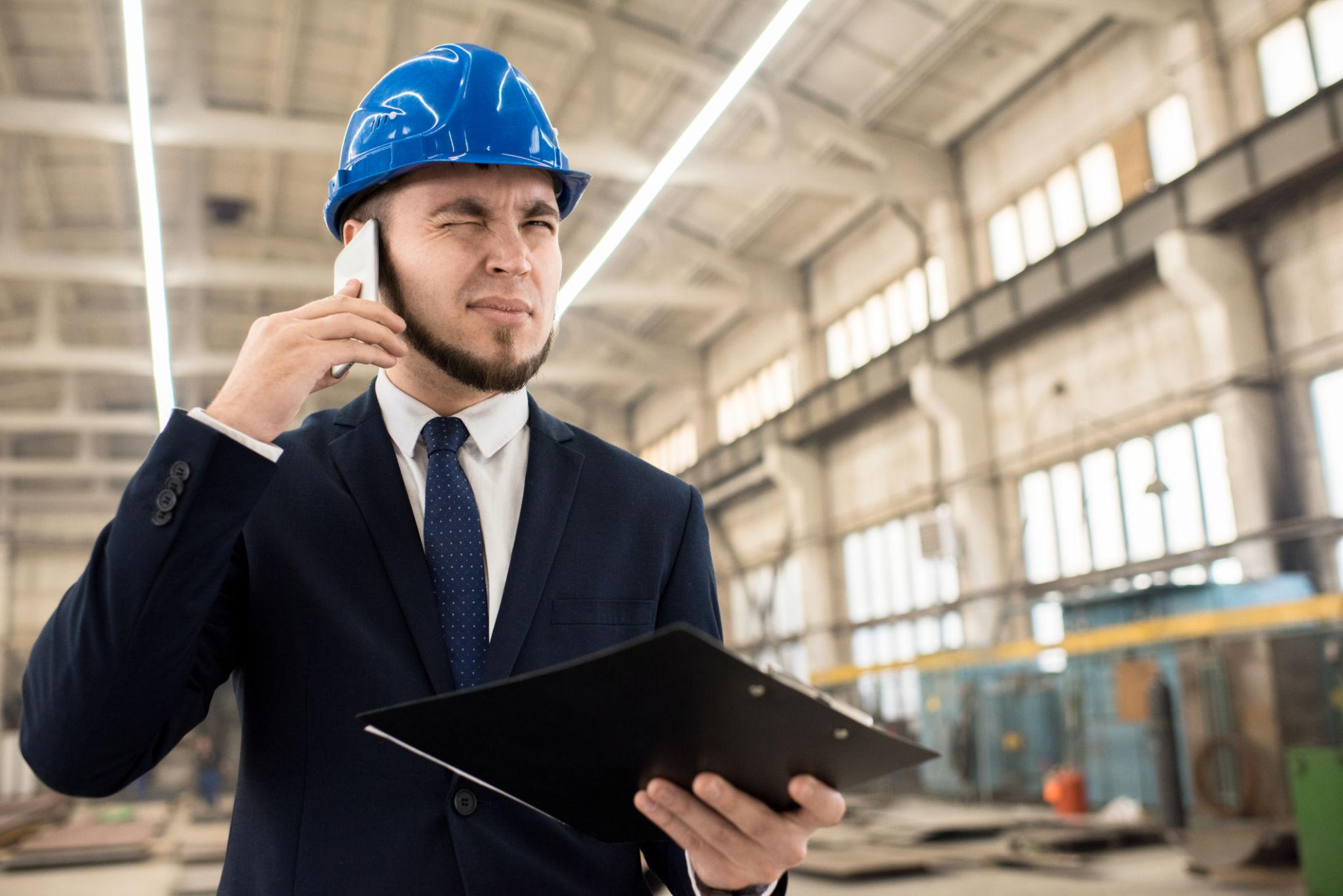 supplier sedang menelpon untuk membahas tender proyek.