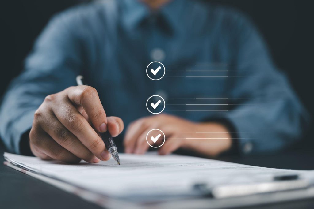 pemeriksaan kontrak kerja sama dengan supplier dalam bisnis B2B.