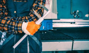 Tim quality control melakukan inspeksi produk di area produksi industri.