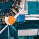 Tim quality control melakukan inspeksi produk di area produksi industri.