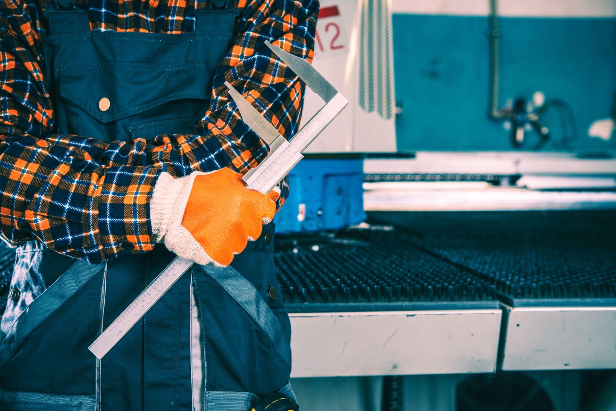 Tim quality control melakukan inspeksi produk di area produksi industri.