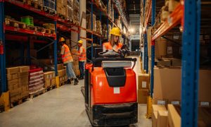 Aktivitas supply chain dan logistik supplier industri dalam bisnis B2B.