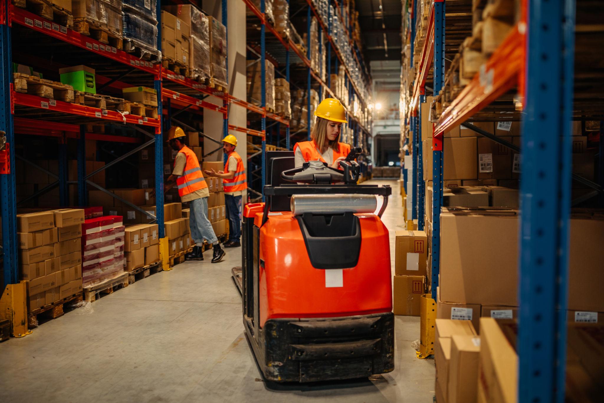 Aktivitas supply chain dan logistik supplier industri dalam bisnis B2B.