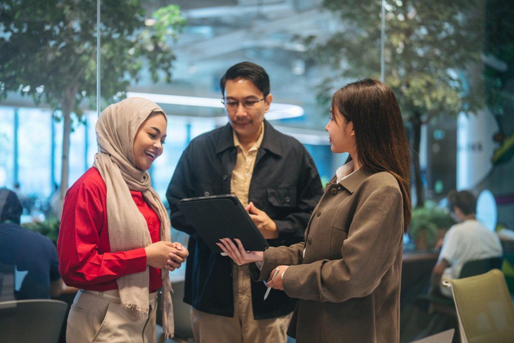 transparansi harga dan kontrak bisnis.