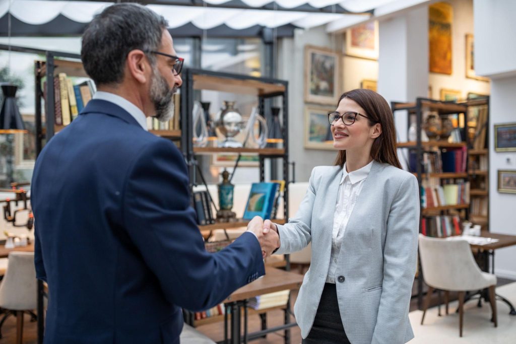 supplier berdiskusi dengan vendor bisnis.