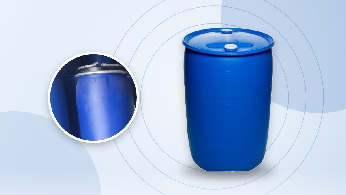Drum biru plastik HDPE 200 liter dan tumpukan drum di gudang