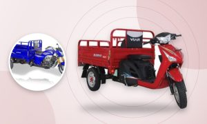 Motor roda tiga bak terbuka warna merah dan biru untuk angkut barang