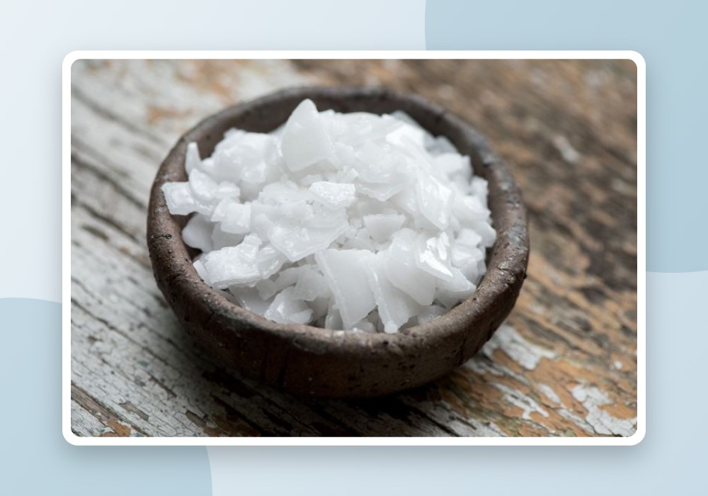 Serpihan soda api atau natrium hidroksida (NaOH) berwarna putih